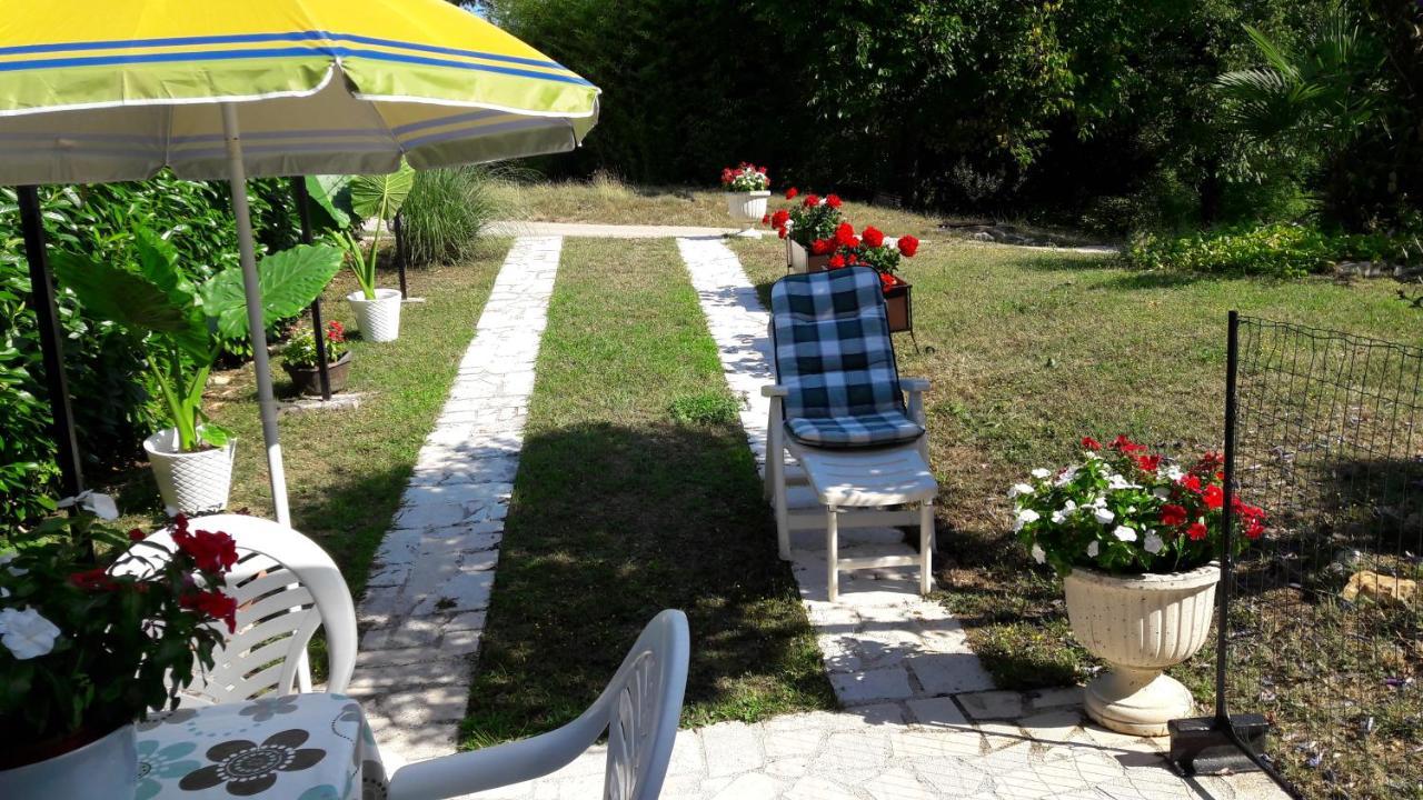 Apartment Nena- Apartman Sa Posebnim Ulazom U Prizemlju, Terasom I Zelenom Okucnicom Rakotule Exterior foto